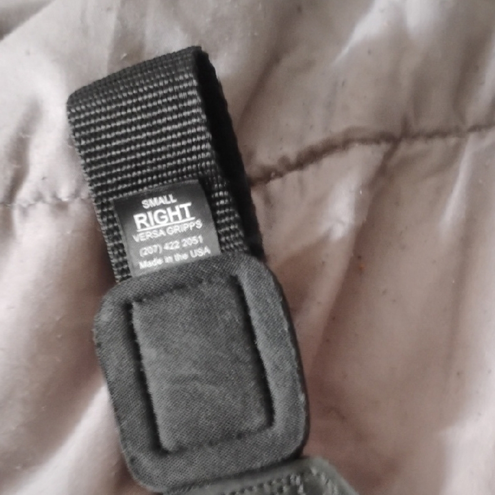 Men’s Black Lifting Grips with Wrist Straps - Picture 4 of 4